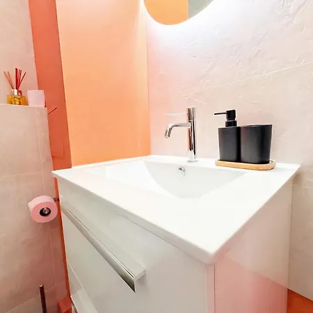 Chic & Cosy - - Parking Included *