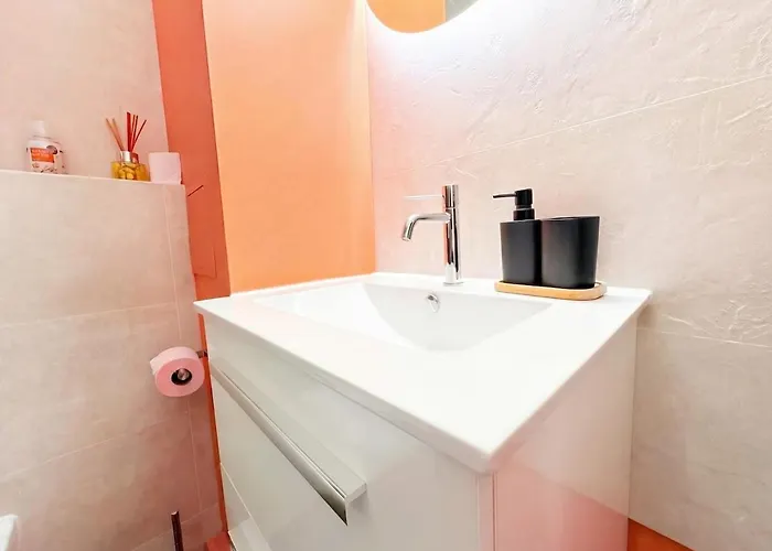 Chic & Cosy - - Parking Included *